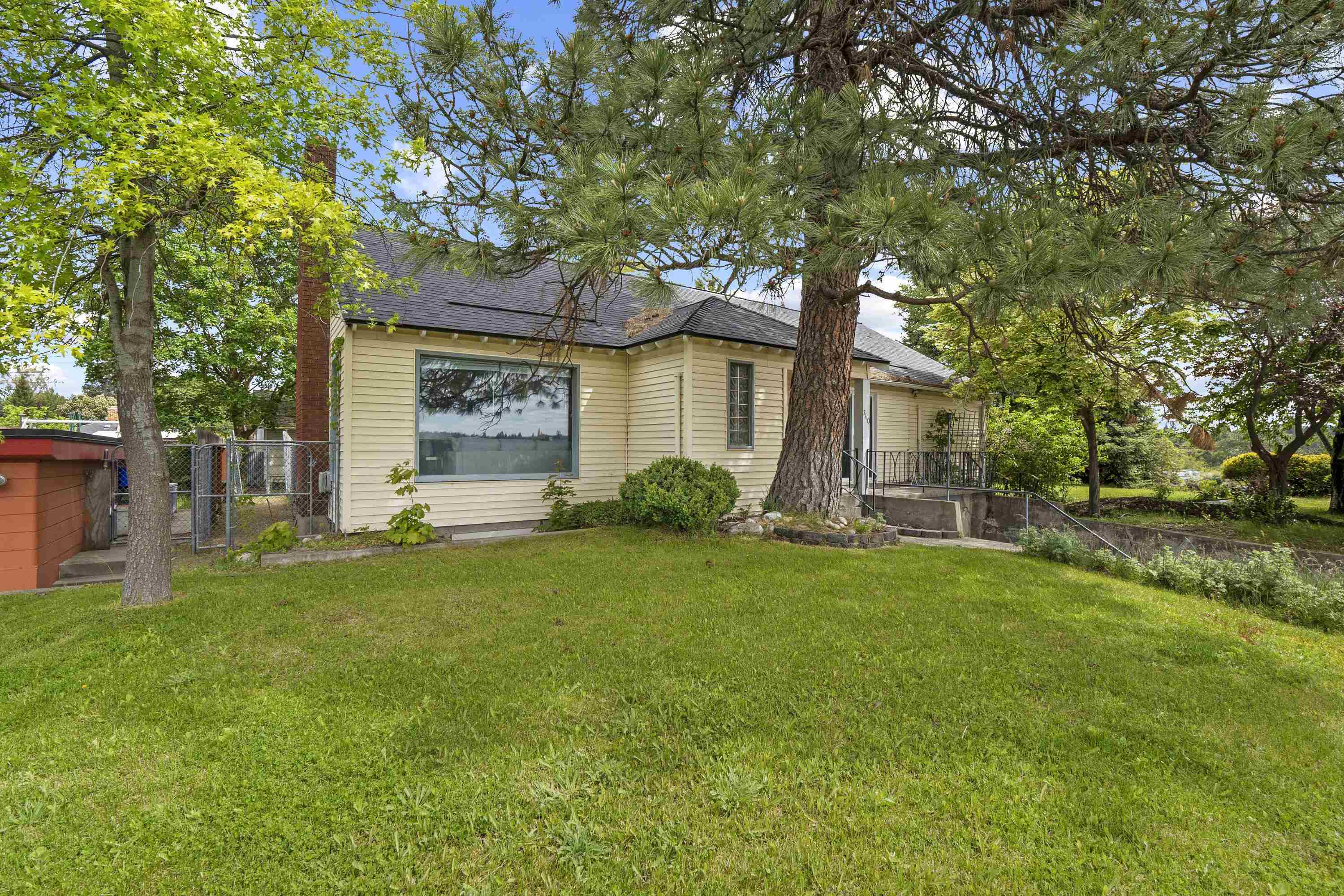 Property Photo: 3110 W Riverview Dr WA 99205