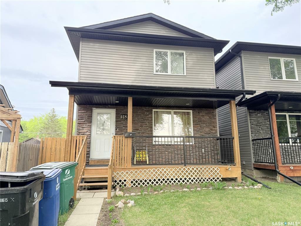 Property Photo: 418 L Avenue N SK S7L 2P7