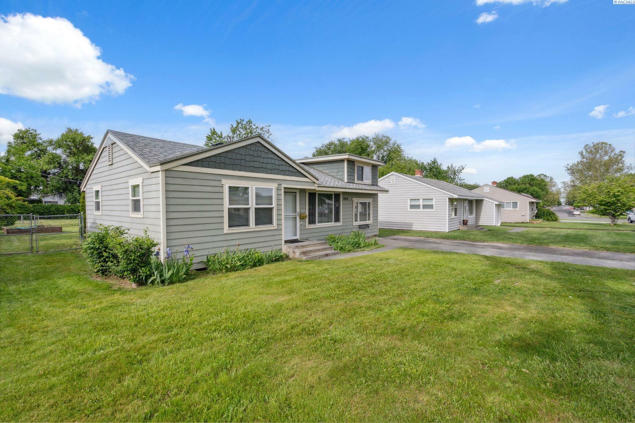 Property Photo: 1918 W 3rd Ave WA 99336-3242