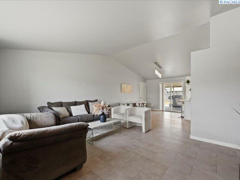 Property Photo: 4811 Holly Way WA 99353