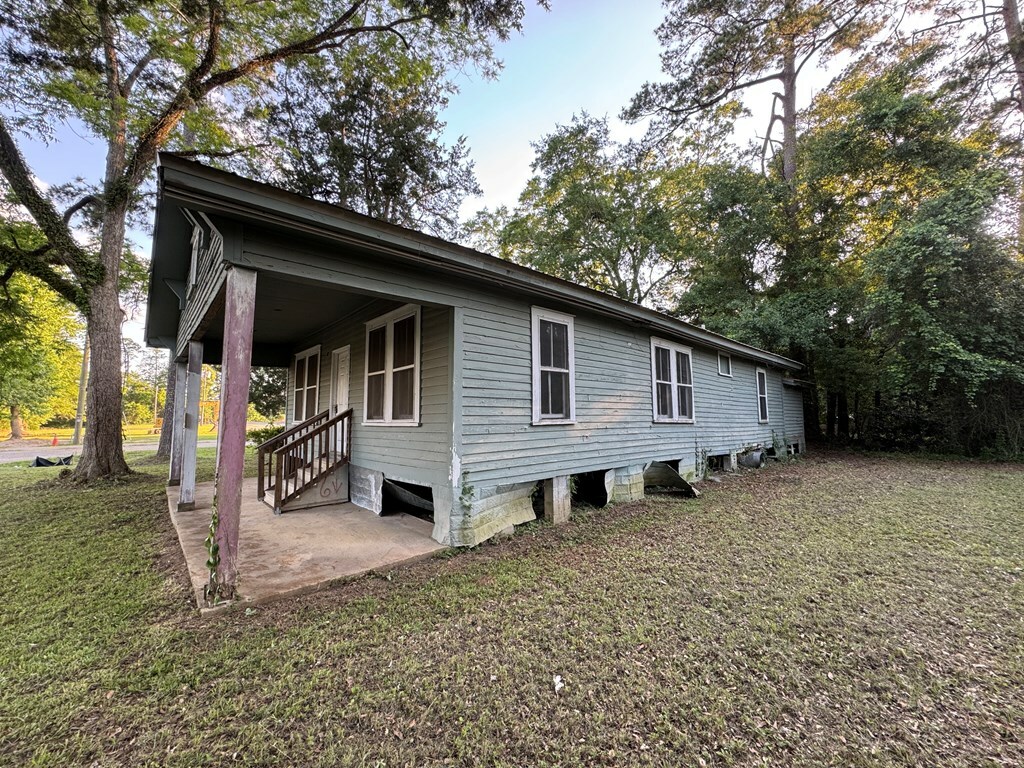 Property Photo:  400 Wolfe St  GA 31792 