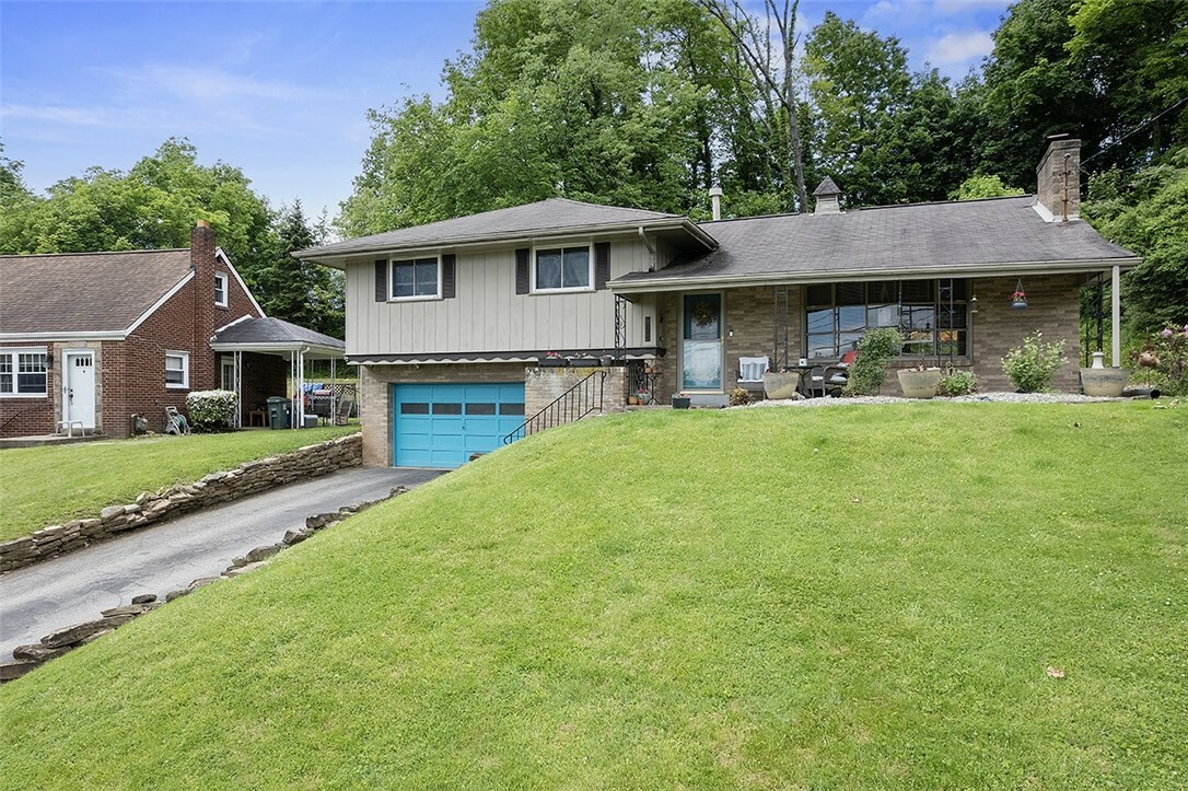 Property Photo: 426 Oliver Dr PA 15131