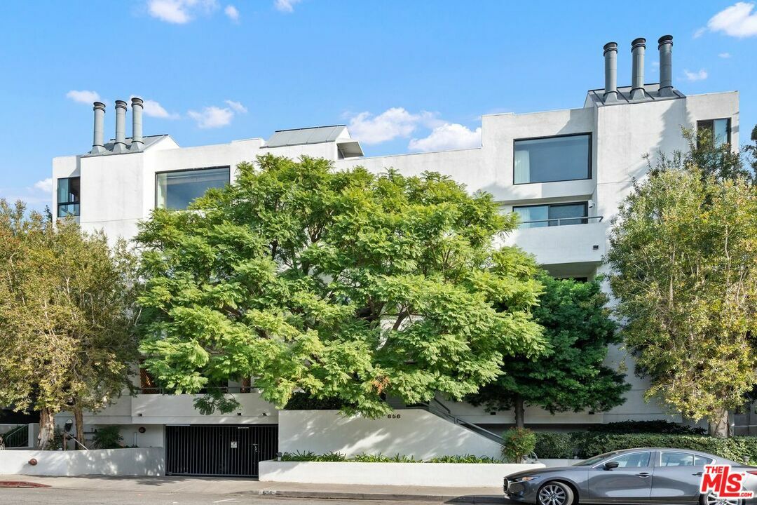 Property Photo: 656 N West Knoll Dr CA 90069