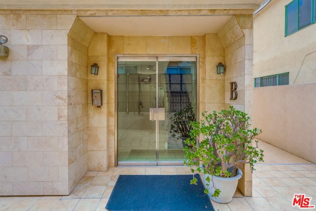 Property Photo: 8610 Chalmers Dr CA 90035
