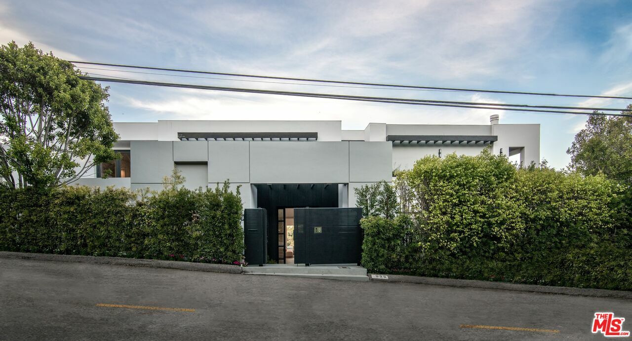 Property Photo: 930 N Tigertail Rd CA 90049