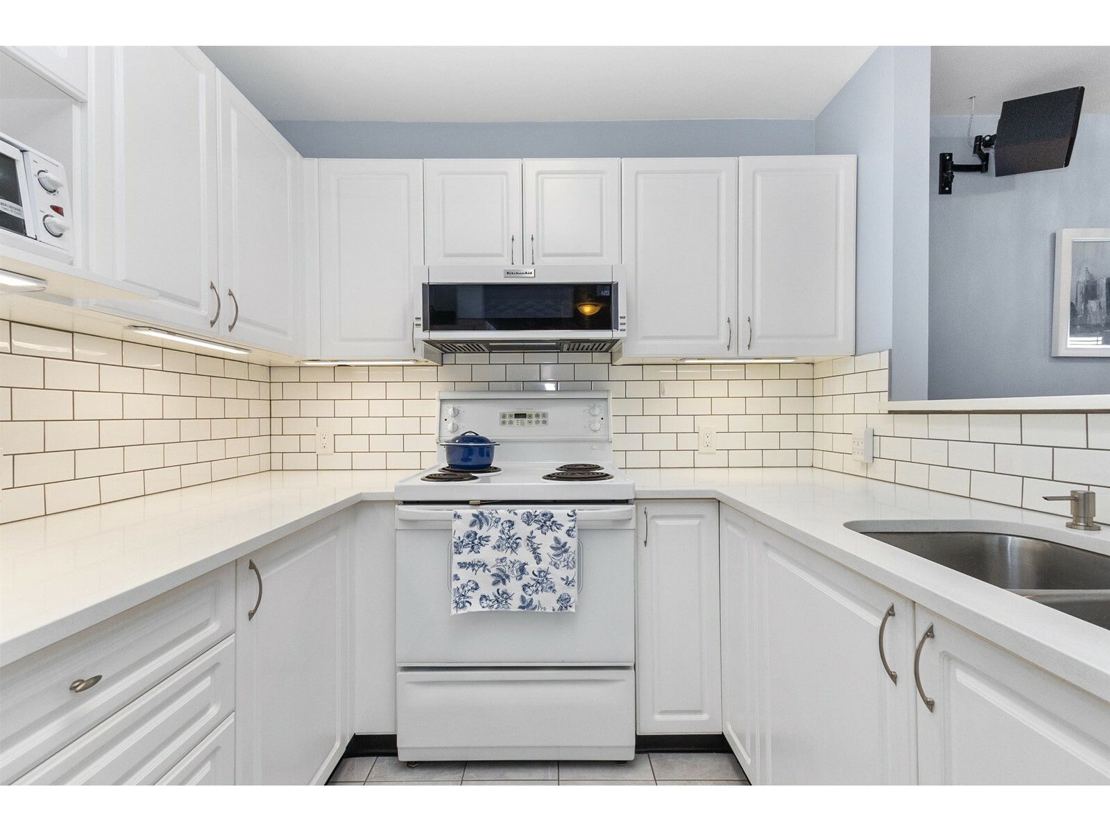 Property Photo: 13680 84 405 BC V3W 0T6