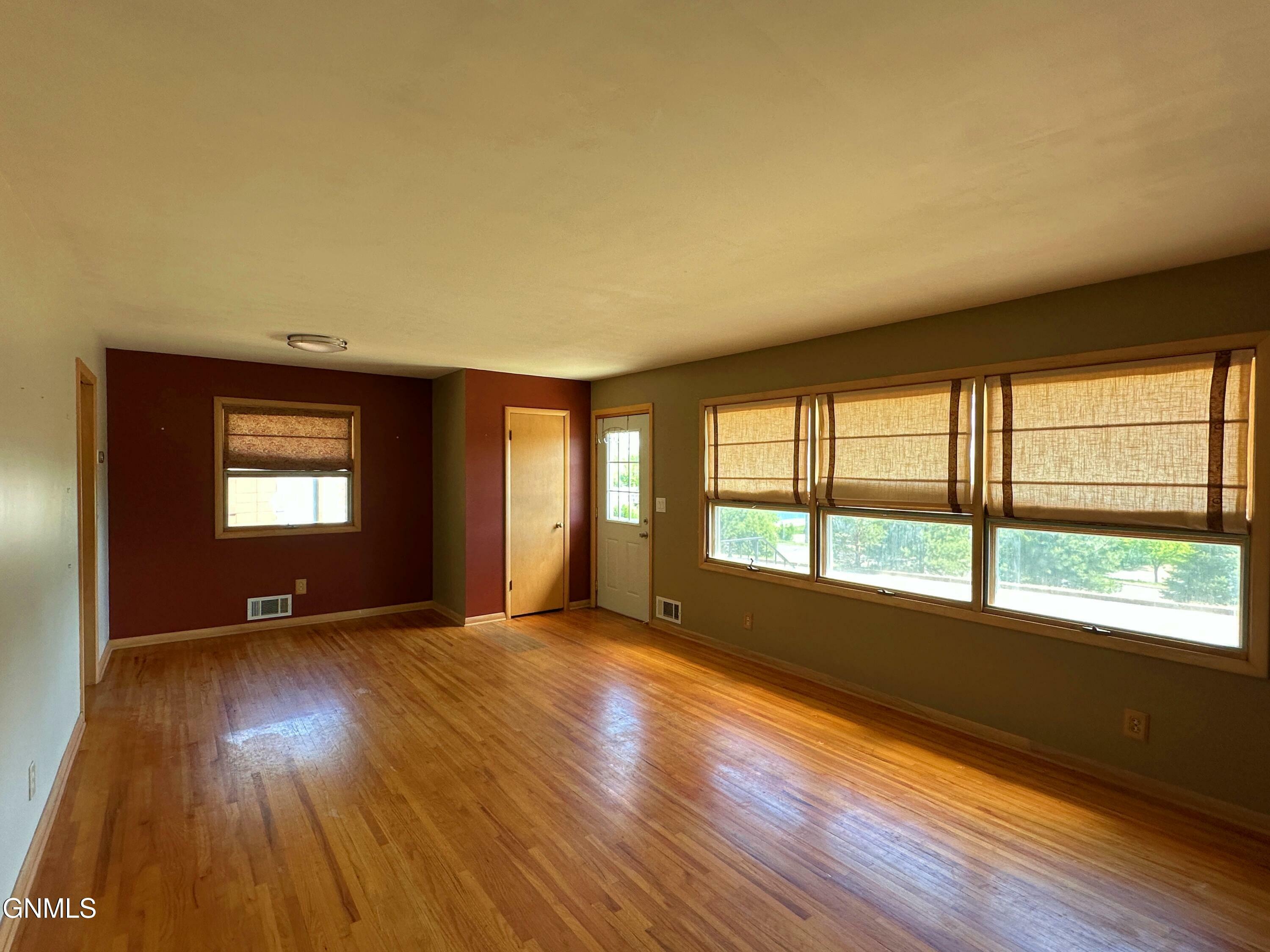 Property Photo:  912 Summit Boulevard  ND 58504 
