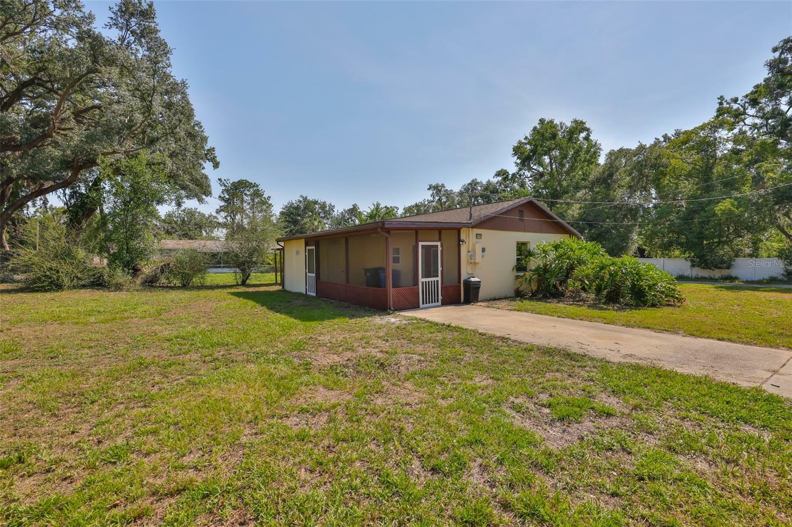 Property Photo: 1019 Lakeside Drive FL 33584