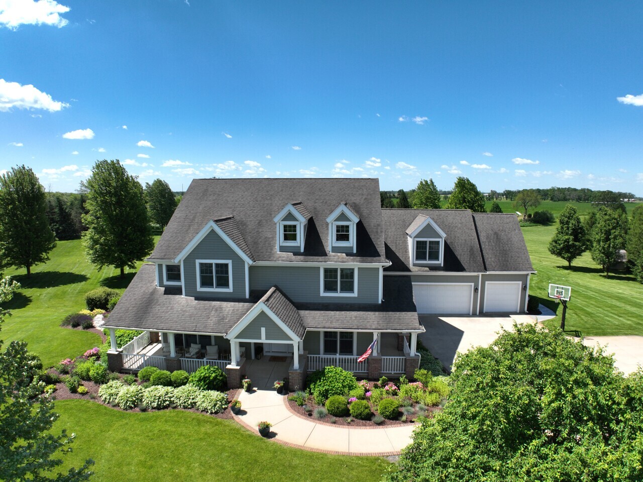 Property Photo: 5021 Sherwood Ct WI 53105