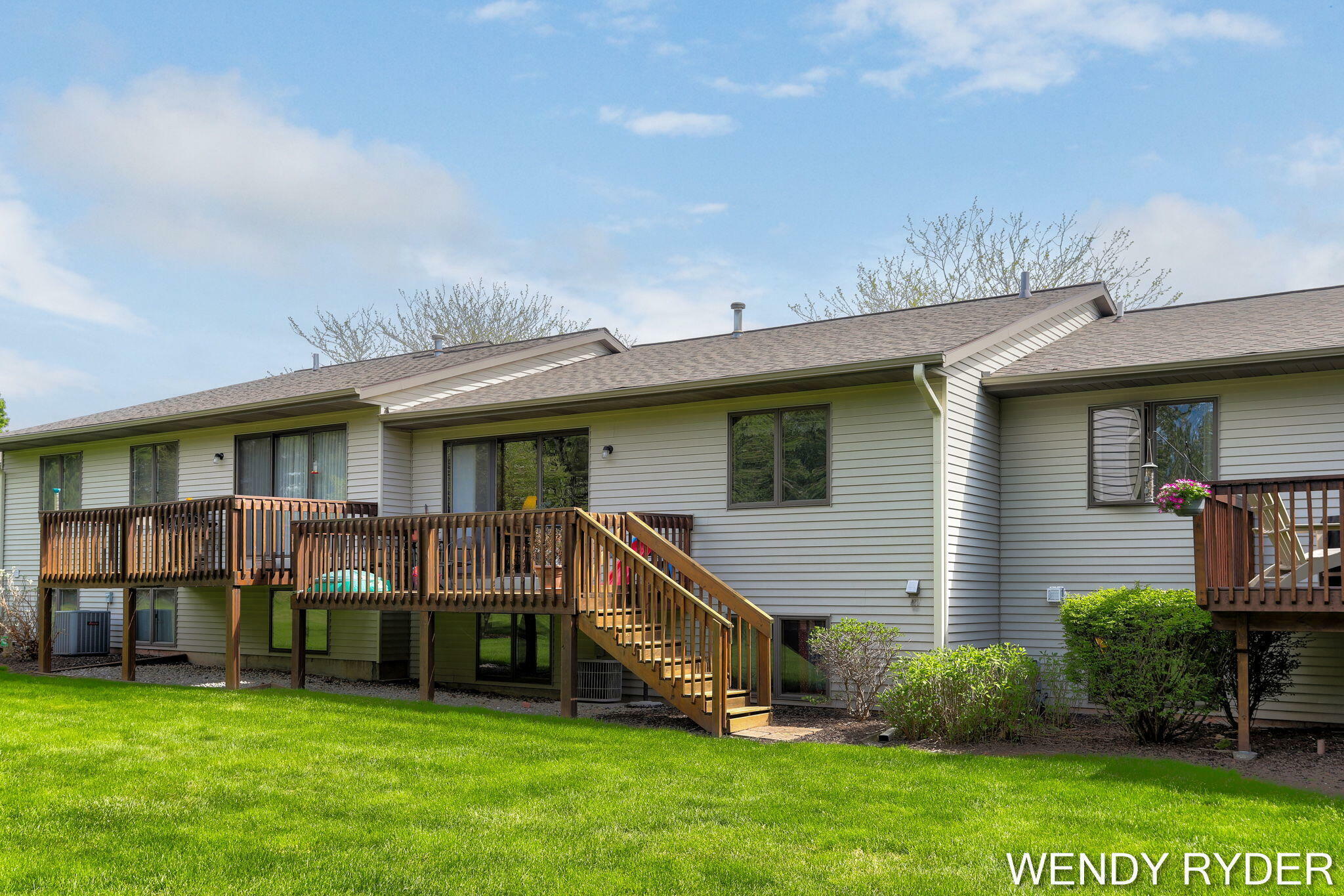 Property Photo: 937 Village Court MI 49423