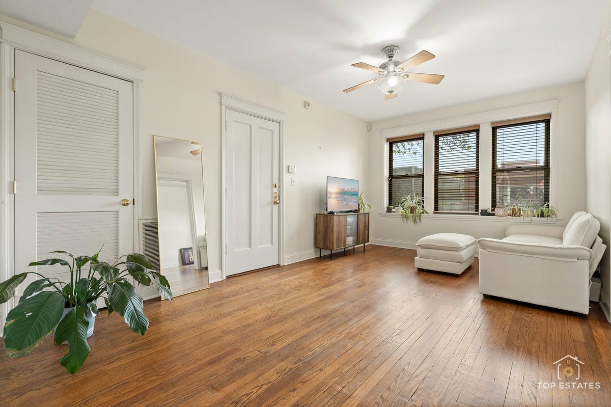 Property Photo: 2717 W Wellington Avenue 2 IL 60618