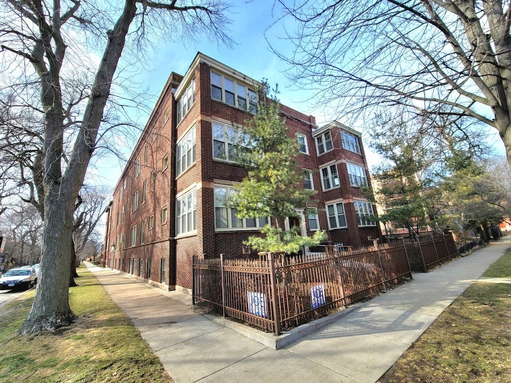 Property Photo: 5902 N Magnolia Avenue 2 IL 60660