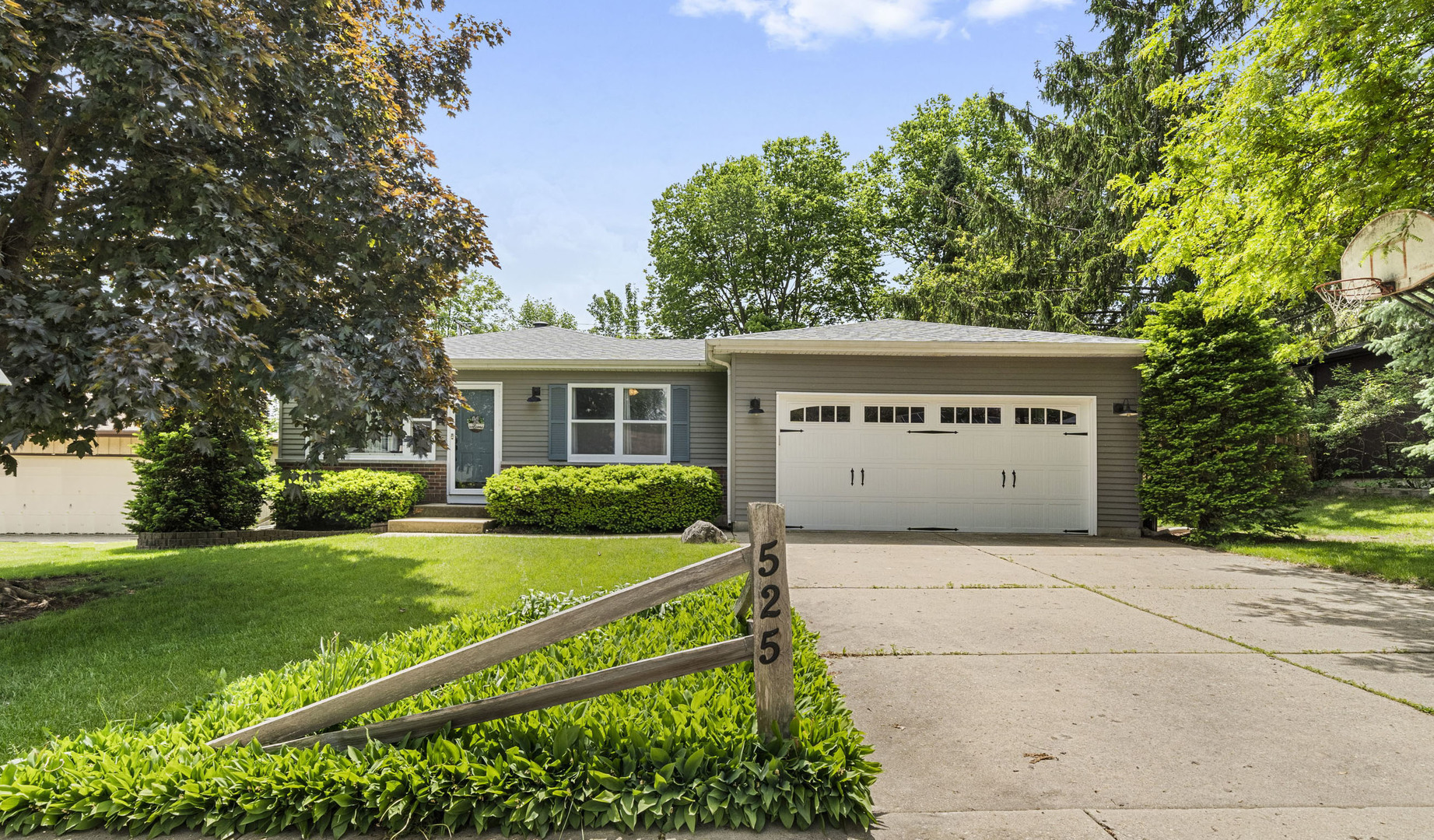Property Photo: 525 Franklin Drive IL 60177