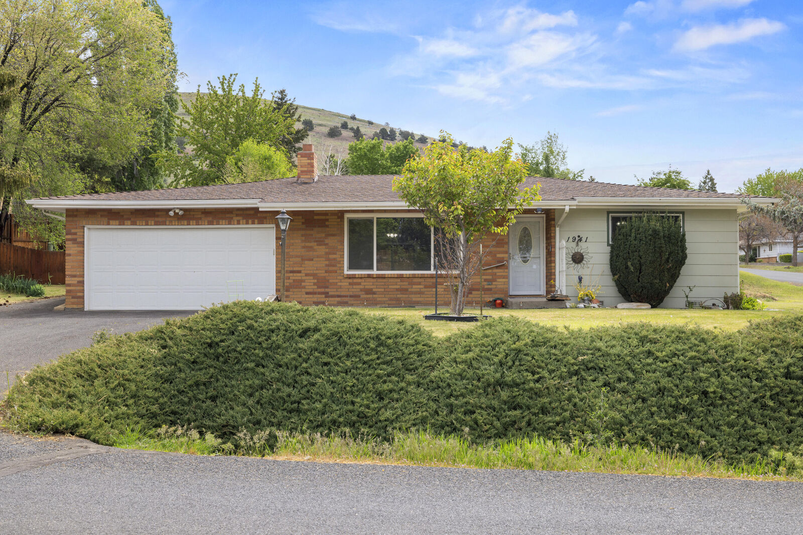 Property Photo: 1941 Carlson Drive OR 97603