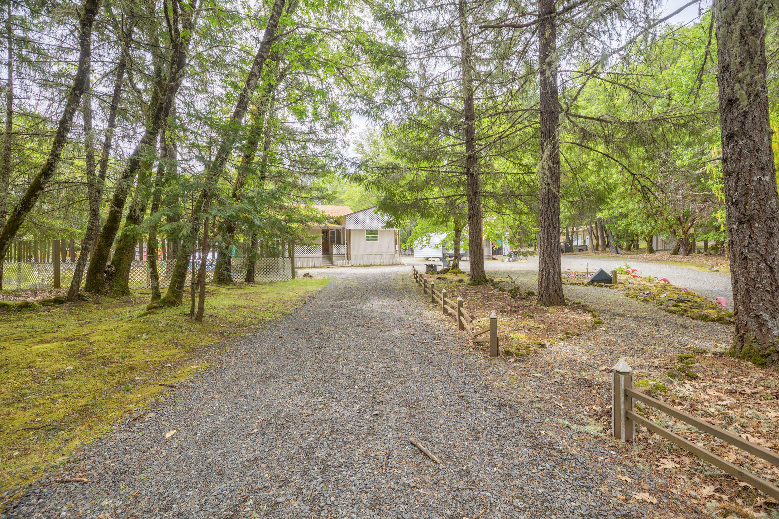 Property Photo: 835 Southside Road OR 97527