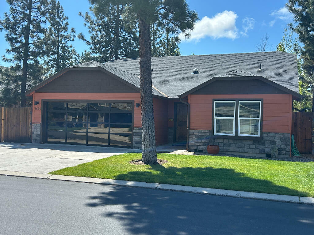 Property Photo: 1639 W Williamson Avenue OR 97759
