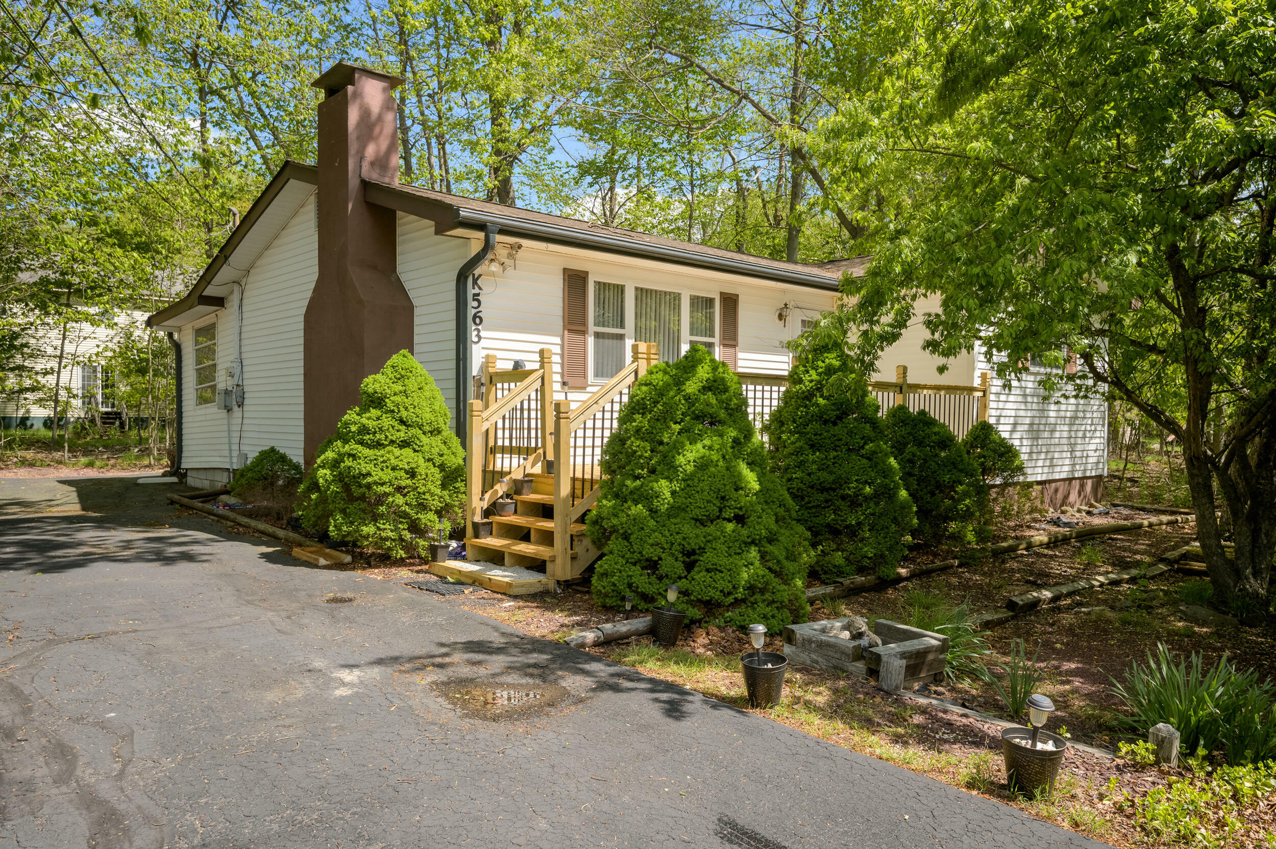 Property Photo: 1259 Winding Way PA 18466