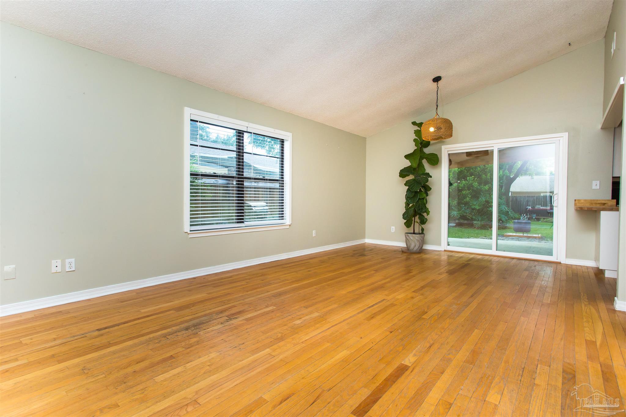 Property Photo: 7402 Viewcrest Dr FL 32504