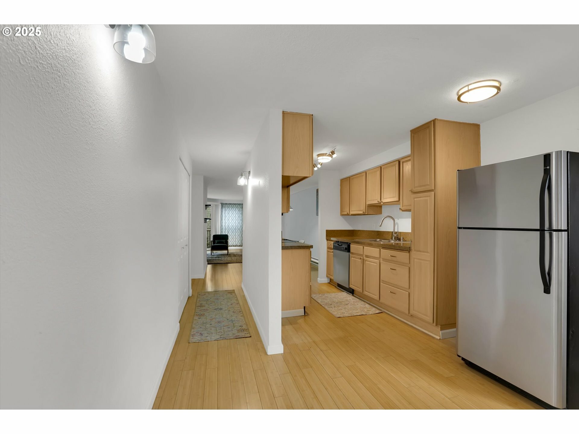 Property Photo: 5602 S Riverside Ln 8 OR 97239
