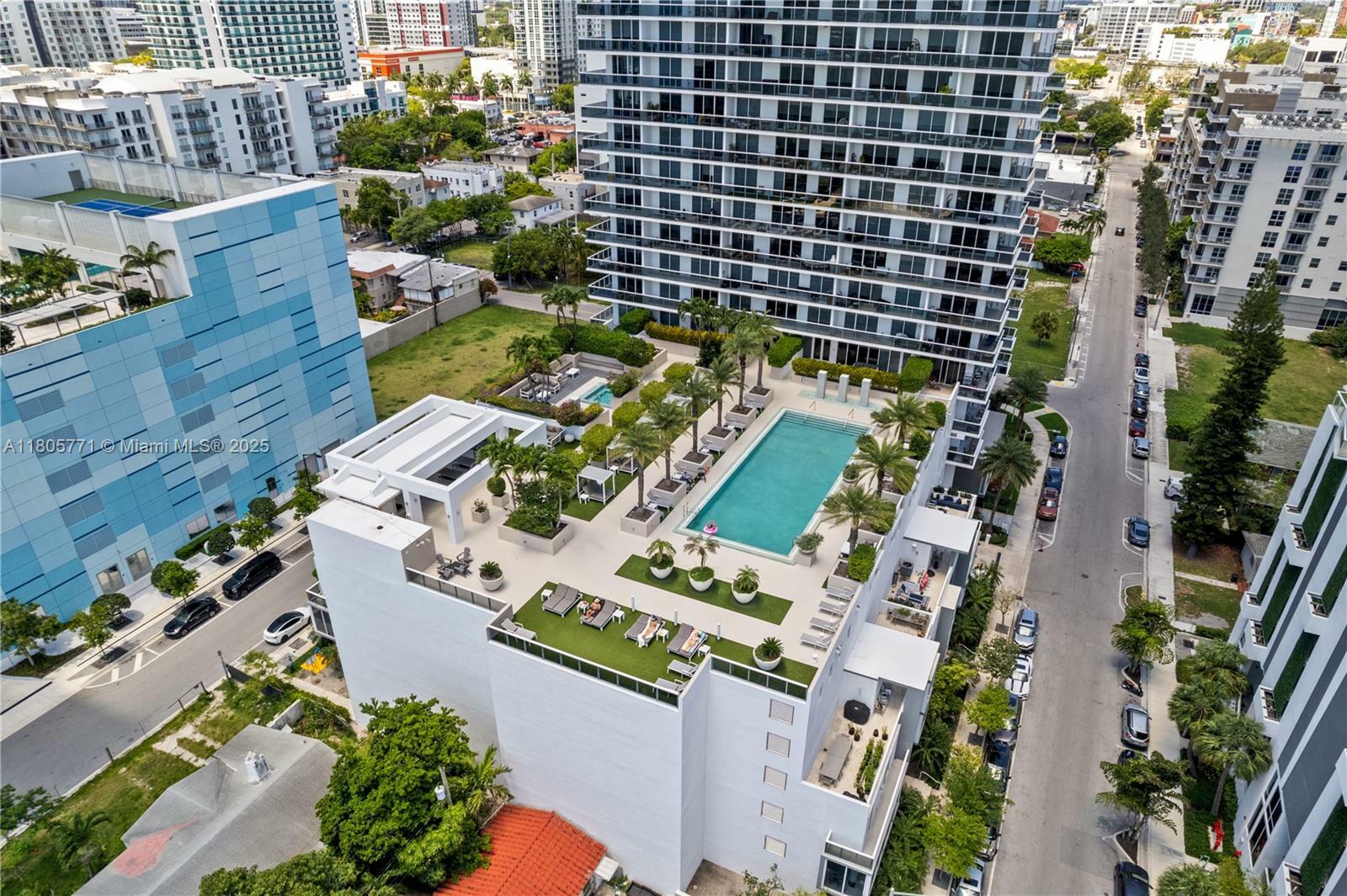 Property Photo: 600 NE 27th St Th103 FL 33137
