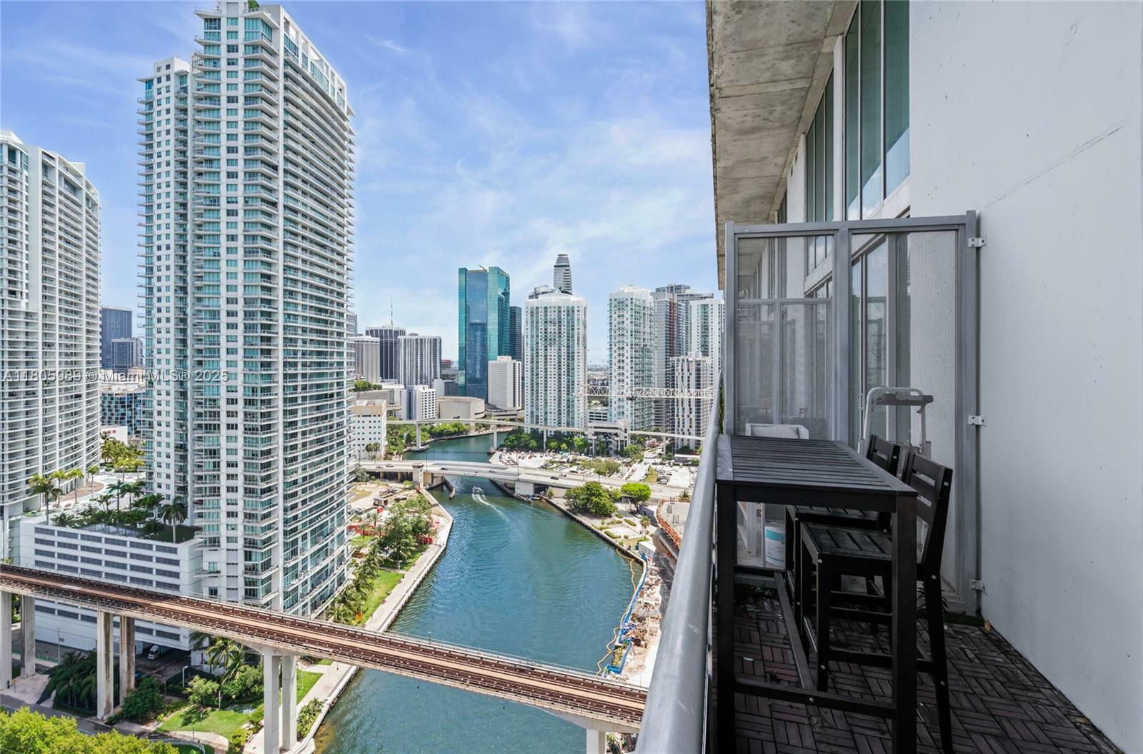 Property Photo:  690 SW 1st Ct 2717  FL 33130 