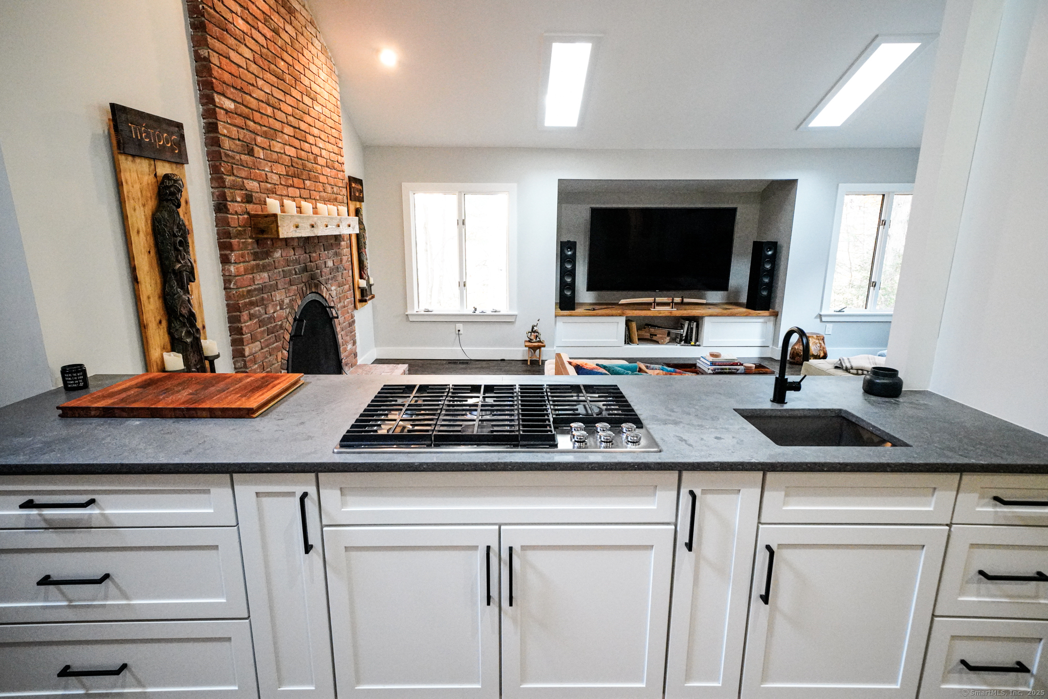 Property Photo: 8 Bruce Lane CT 06001