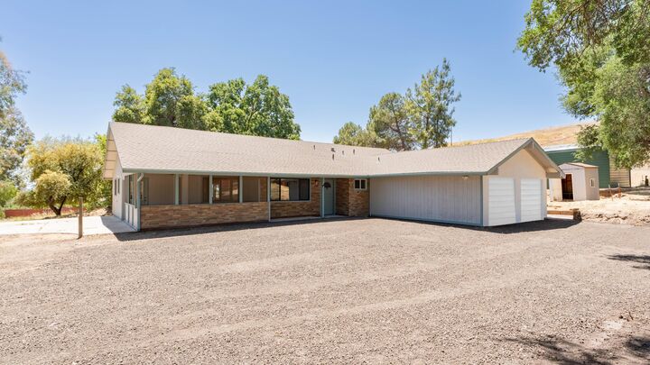 Property Photo:  47517 Rd 200  CA 93645 