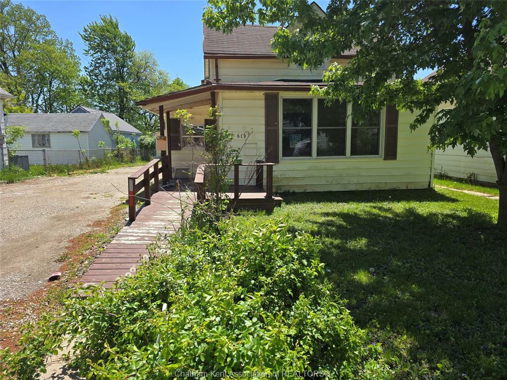 Property Photo:  619 Duke Street  ON N8A 1G1 
