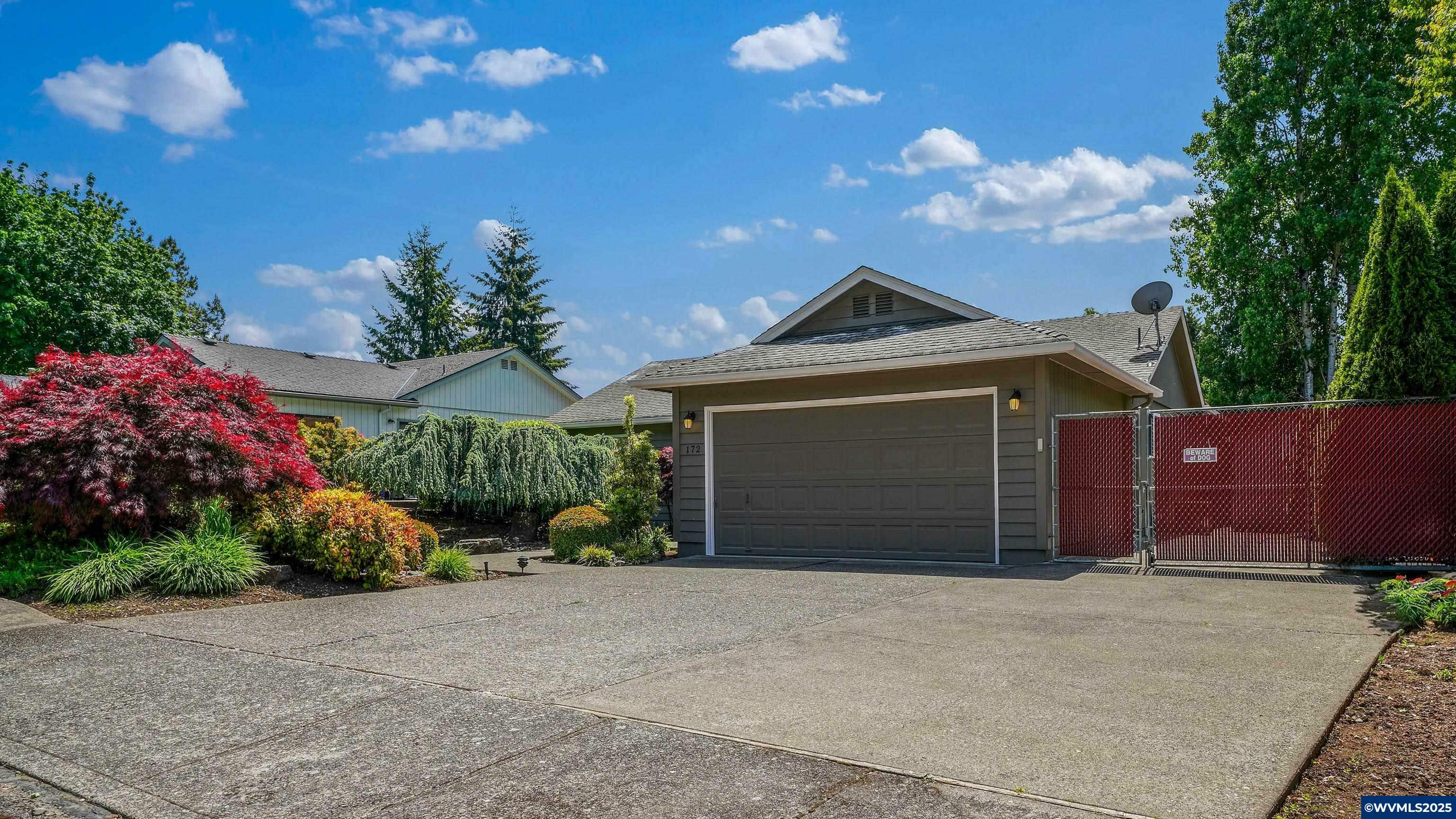 Property Photo: 172 Carnelia St SE OR 97306