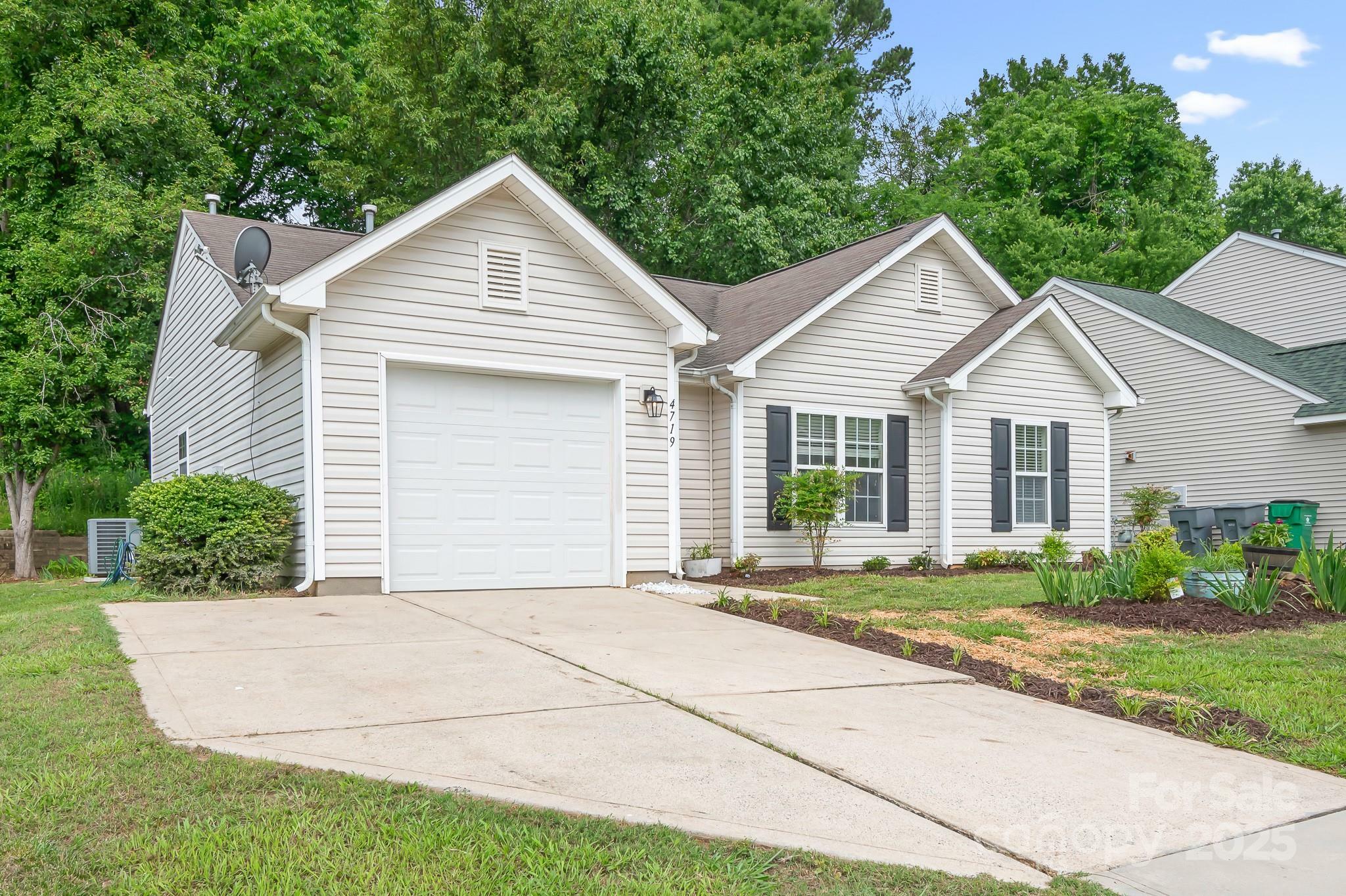 Property Photo:  4719 Sahalee Lane  NC 28216 