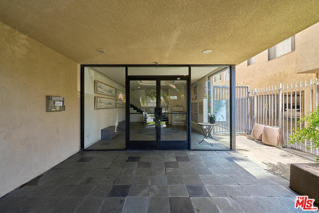 Property Photo: 326 S Manhattan Pl CA 90020