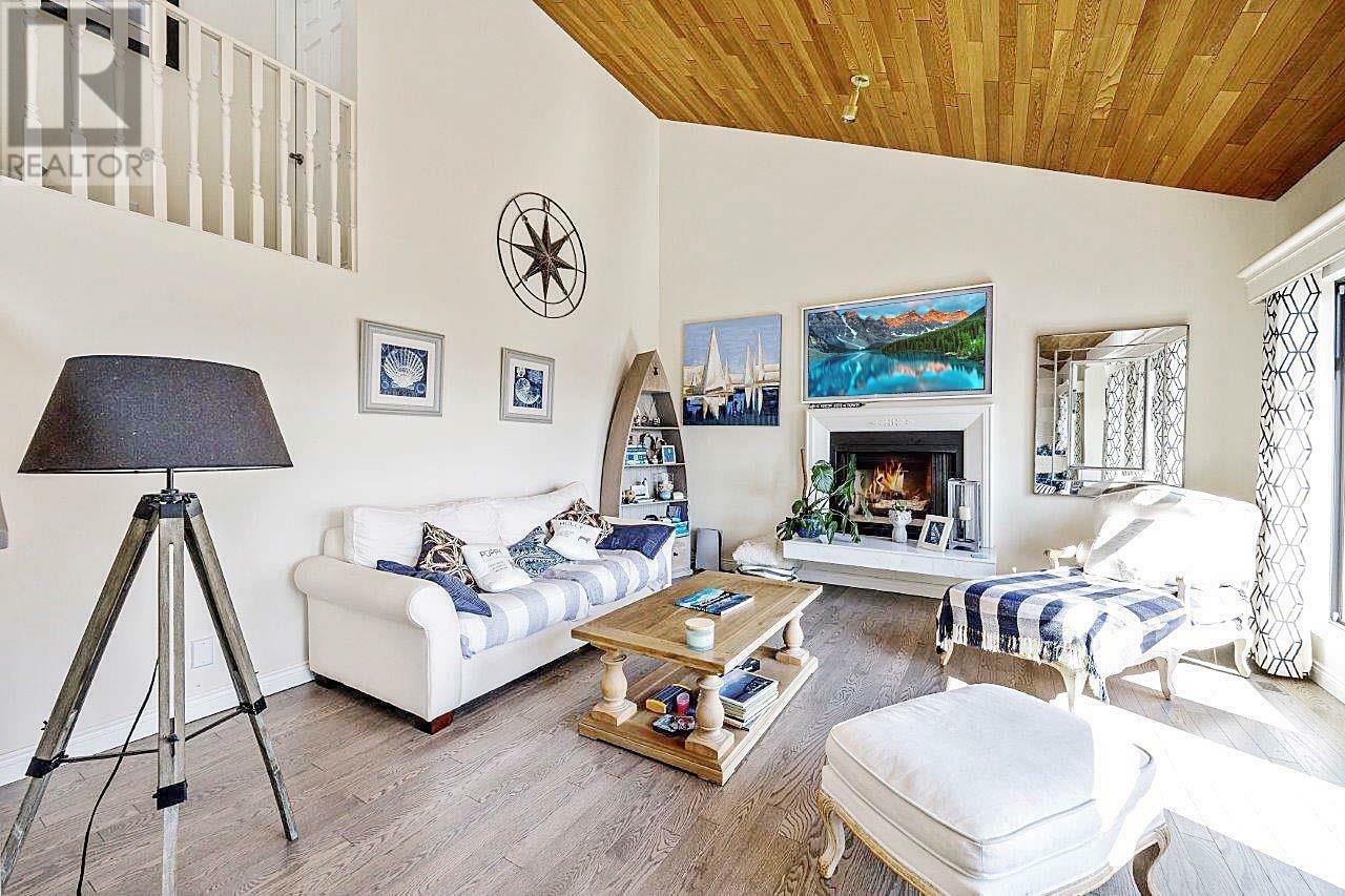 Photo de la propriété:  4114 Russell Court  BC V7G 2C5 