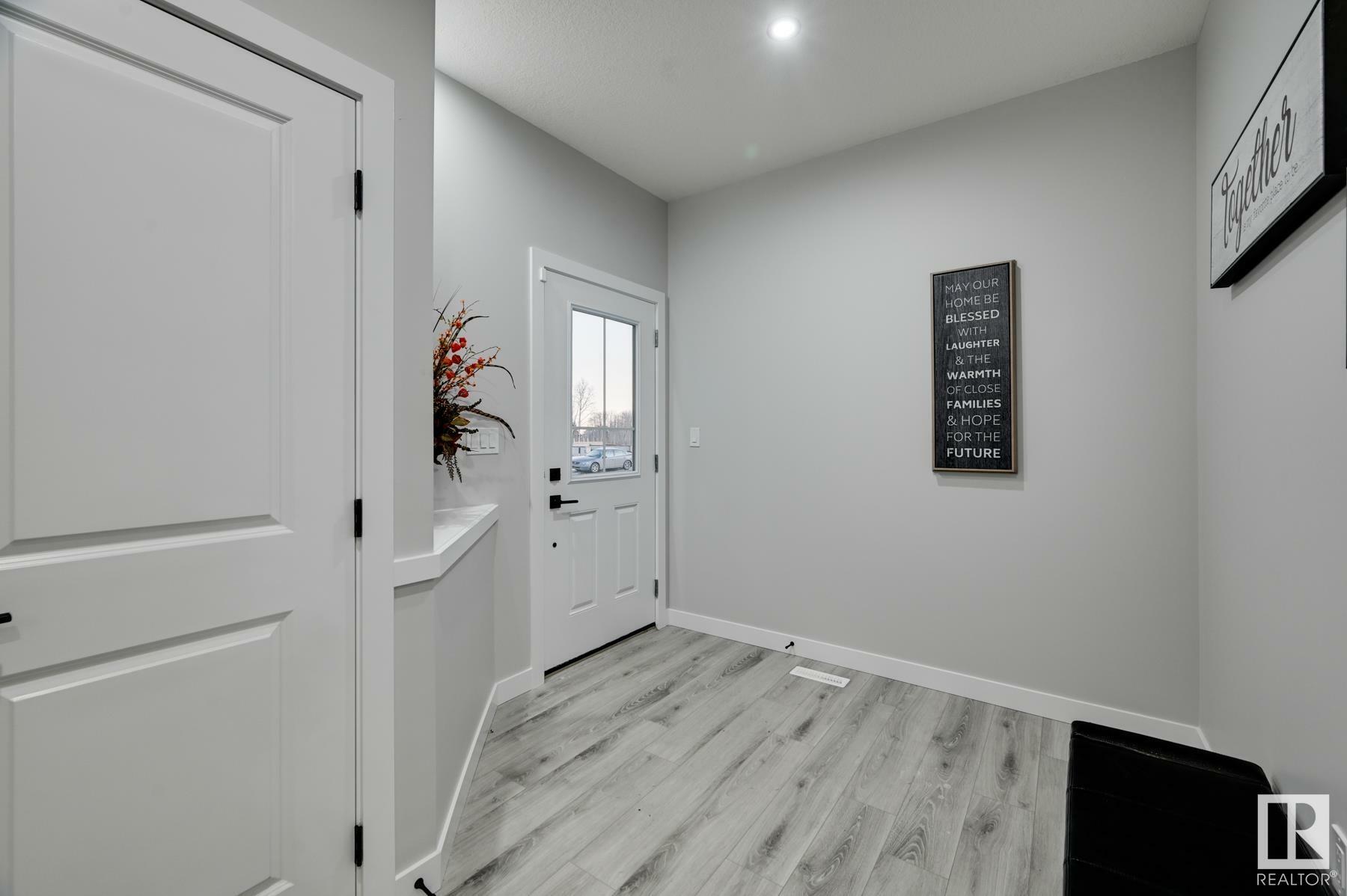 Property Photo:  1541 Siskin Link Link NW  AB T5S 0T9 