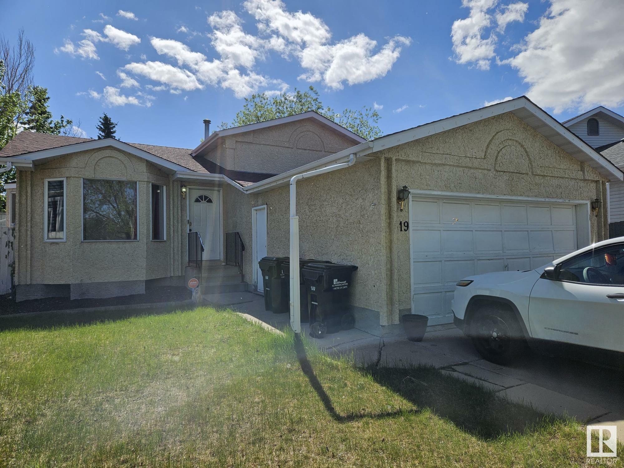 Property Photo: 19 Darlington Bay AB T8H 1R8