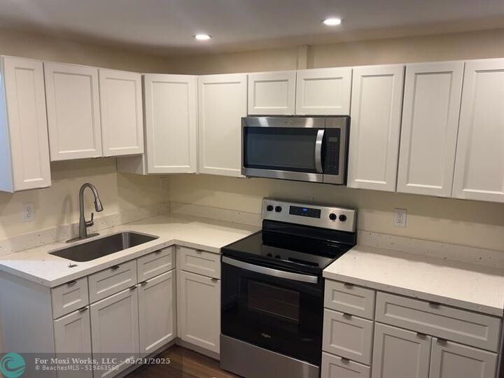 Property Photo: 22 SE 3rd Ter 2 FL 33004