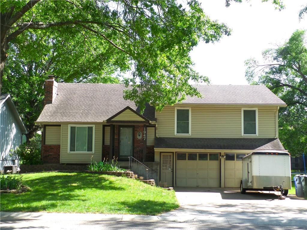 Property Photo:  1947 E Sunvale Drive  KS 66062 