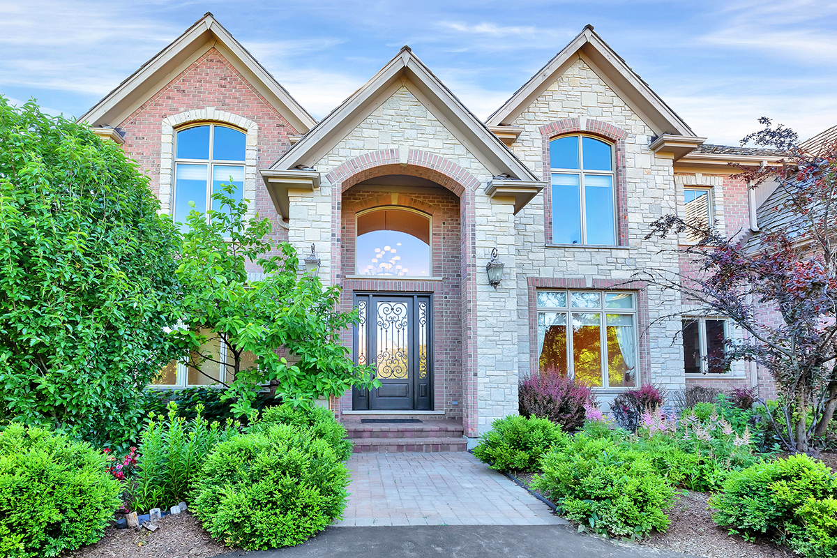 Property Photo: 1410 W Newcastle Court IL 60010