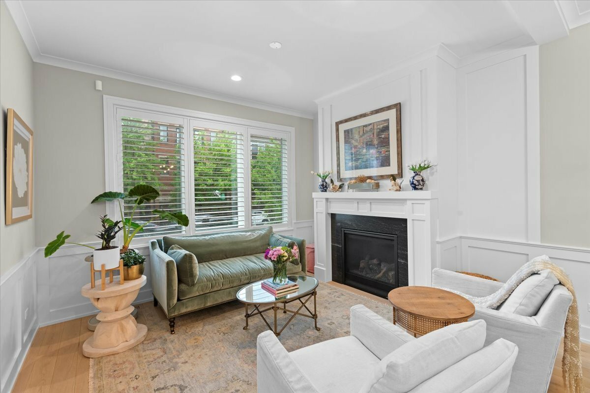 Property Photo: 1922 W Belmont Avenue 1 IL 60657
