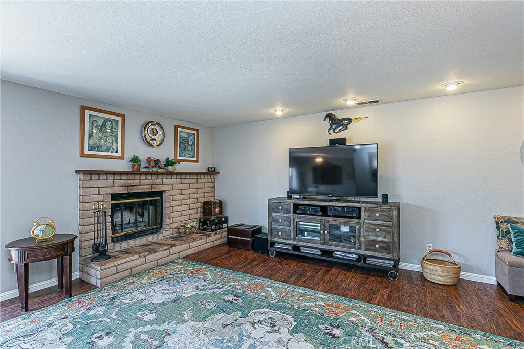 Property Photo: 528 Countrywood Court CA 93436