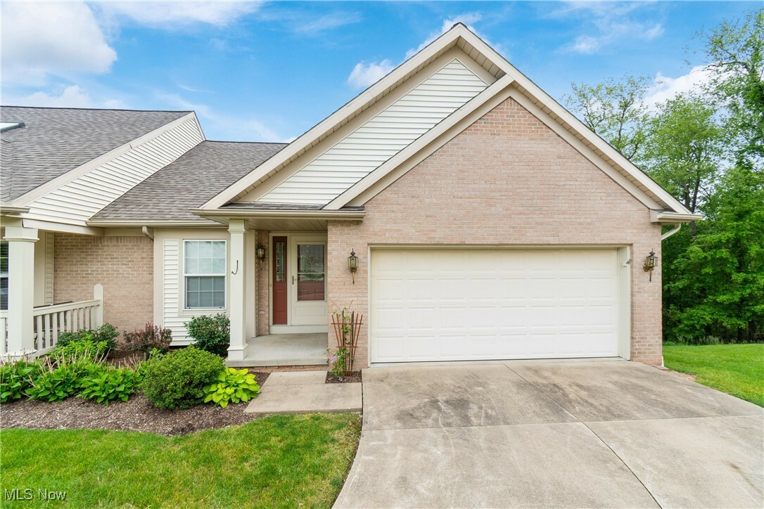 Property Photo: 4404 Dalbury Avenue NE OH 44714