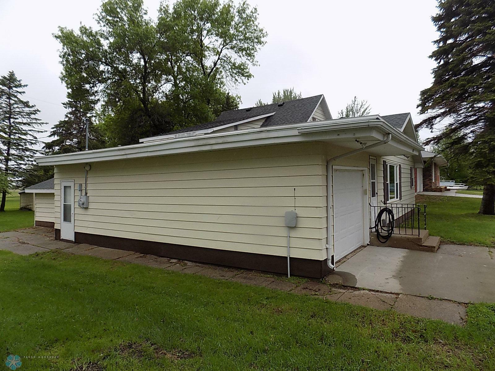Property Photo:  414 4th Avenue SW  ND 58041 