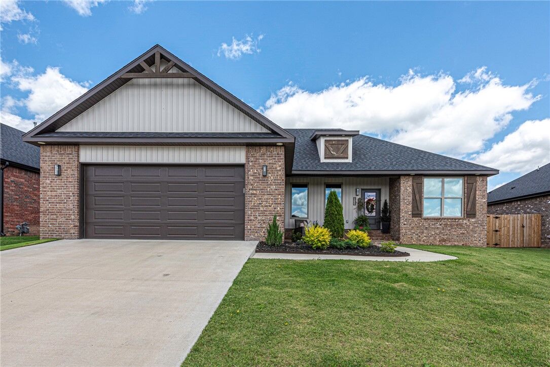 Property Photo: 852 Round Top Street AR 72753