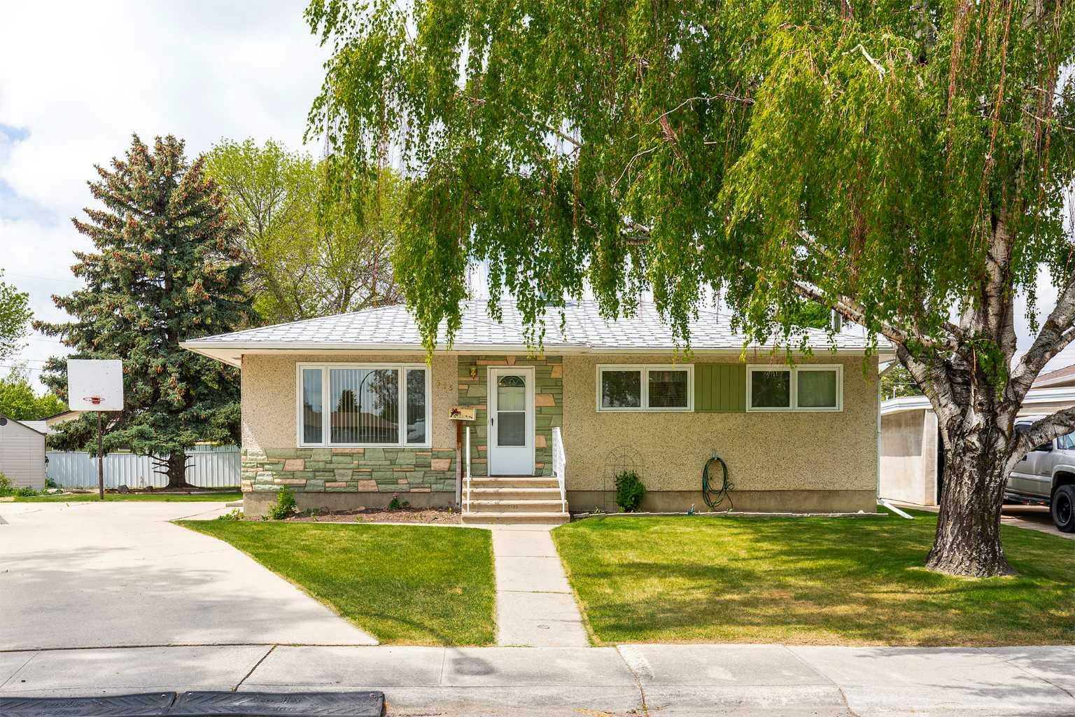 Property Photo: 615 25 Street N AB T1H 3V7