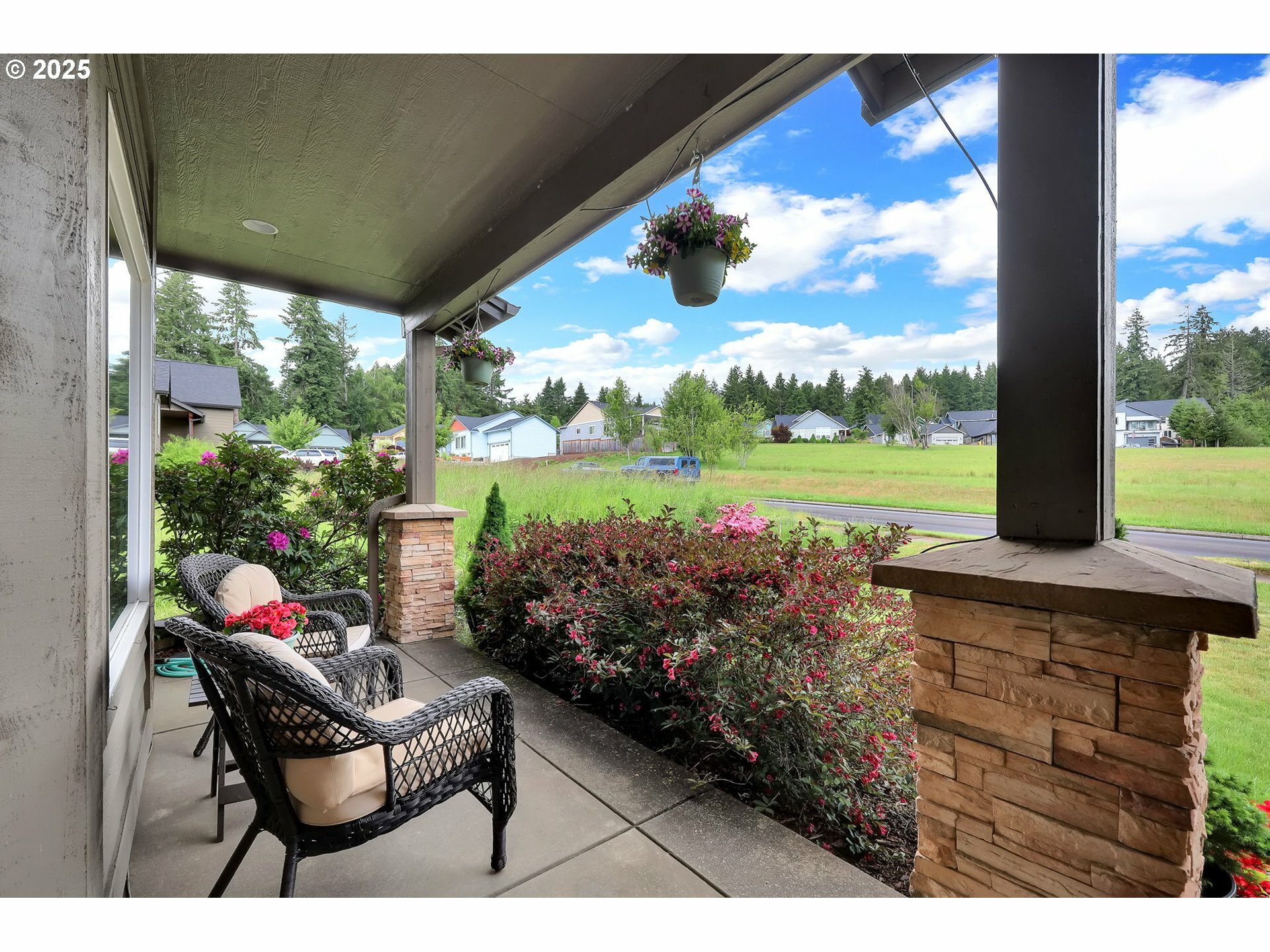 Property Photo: 1427 Dogwood Ave OR 97424