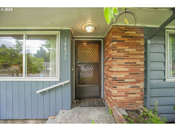 Property Photo:  12631 SE Market St  OR 97233 
