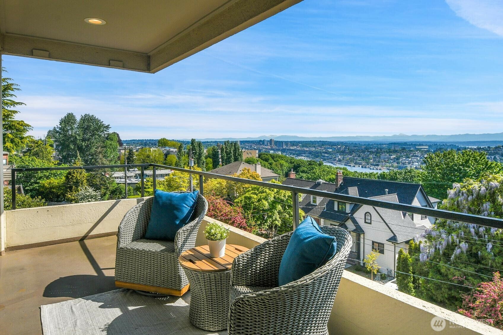 Property Photo: 1605 5th Avenue N 402 WA 98109