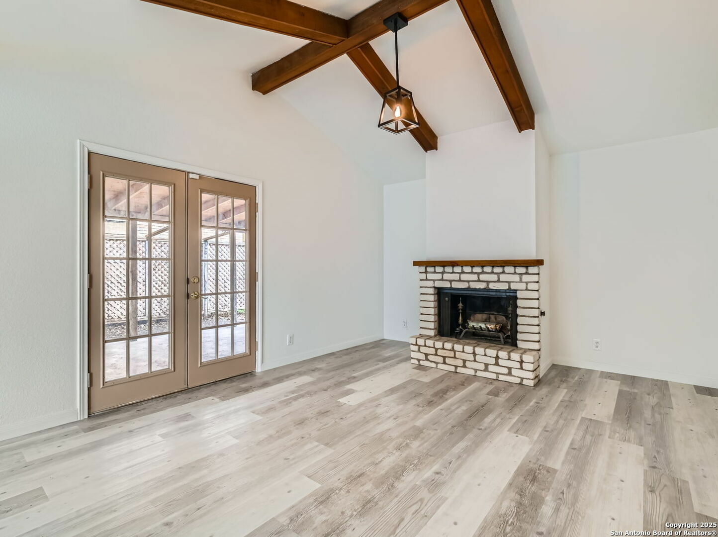 Property Photo: 513 Jeanette Dr TX 78109
