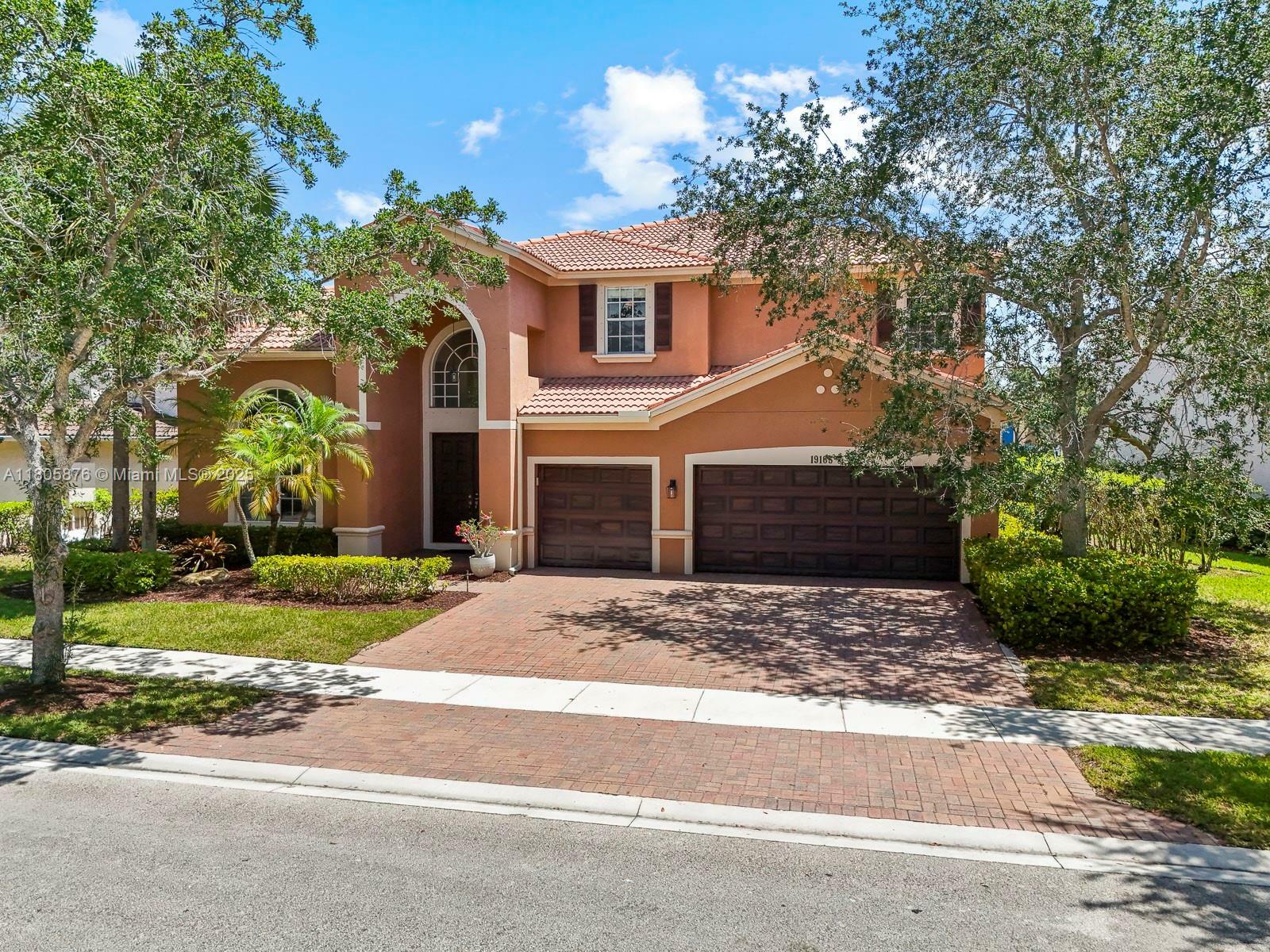 Property Photo: 19165 N Gardenia Ave FL 33332
