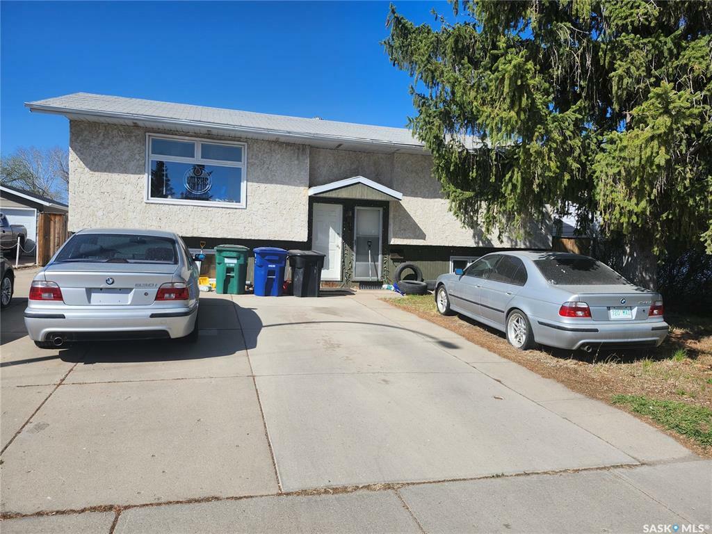 Property Photo: 330 Thomas Way SK S7M 4M9