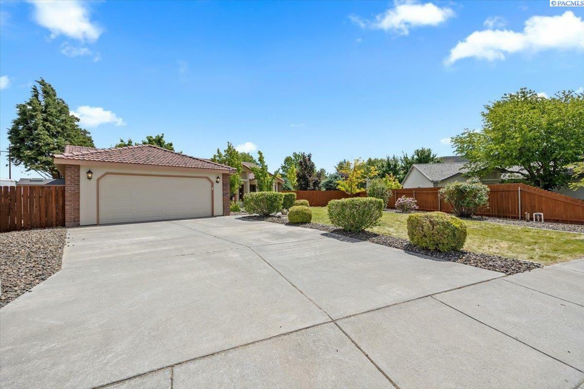 Property Photo: 2704 Timberline Dr WA 99353